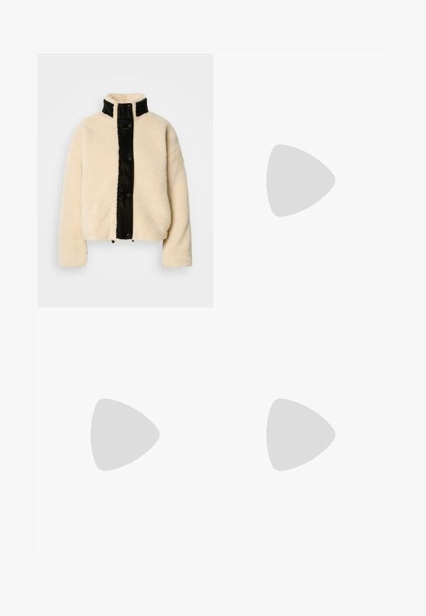 Krémová fleecová bunda s lesklou černou přední částí, vysokým límcem a patenty; má měkkou texturu a zkrácený střih.; Bílý krátký rukáv tričko vyrobené z bavlny. Má kulatý výstřih a hladkou texturu, s minimálním viditelným švem na lemu.; Tmavě modré džíny s širokým střihem vyrobené z denimové tkaniny, s vysokým pasem, oranžovým prošíváním, pěti kapsami a zapínáním na knoflík.; Bílé nízké tenisky s černým patním tabem, platformovou podrážkou, tkaničkami a logem Calvin Klein "CK" na boku.