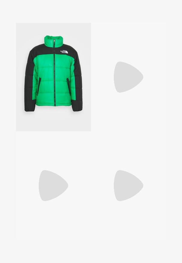 The North Face INSULATED JACKET - Chaqueta de invierno - optic emerald; Camiseta blanca de manga larga hecha de algodón. Diseño de cuello redondo con puños acanalados y un pequeño logo en la manga izquierda. Textura suave.; Jean de mezclilla azul claro con diseño de pierna recta, con una cintura de altura media, cinco bolsillos y un cierre de botón y cremallera.; Zapatilla deportiva gris con parte superior de malla y ante, acentos blancos, suela acolchada y un diseño distintivo con elementos reflectantes.