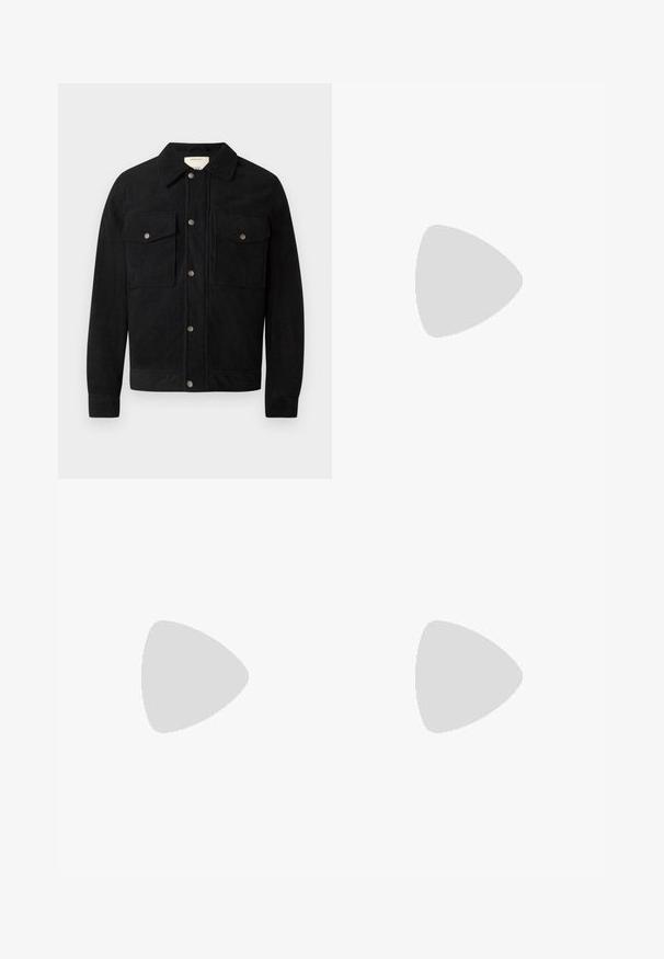 Sort kordfløjspjakke med lange ærmer, to brystlommer, synlig søm og trykknaplukning. Glat tekstur med et klassisk design.; Langærmet sort T-shirt lavet af bomuld, med rund halsudskæring, løs pasform og ribbede ærmer. Glat tekstur uden synlige mønstre.; Sorte bukser lavet af glat stof, med et lige ben-design, to frontfolder og en standard talje med bæltestropper.; Sorte læder loafers med en glat finish, der har et syet design og et dekorativt metal kædeaccent hen over vamps. Flad hæl.