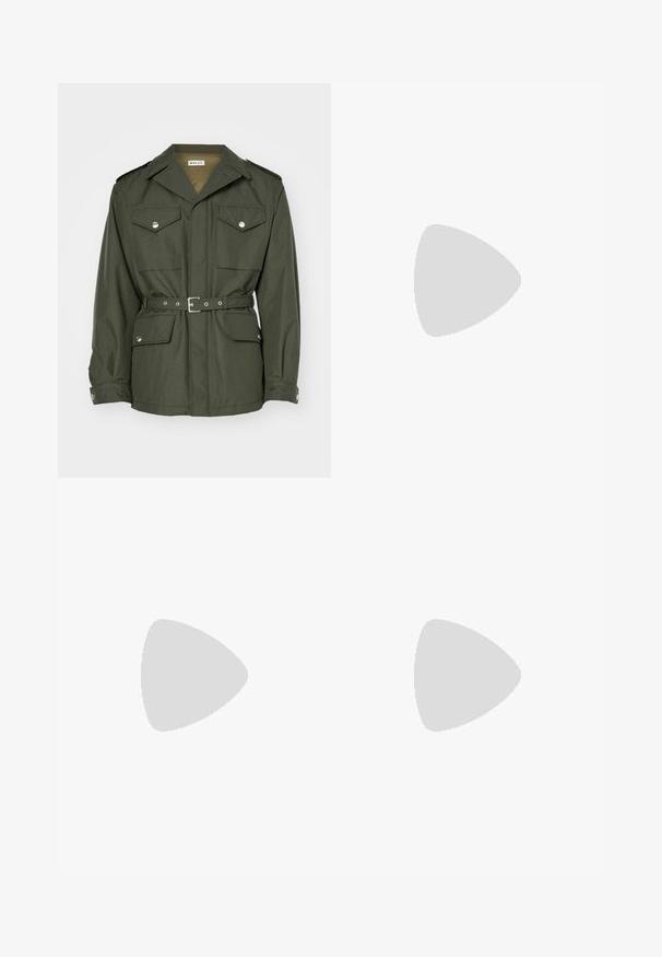 Bally Übergangsjacke - military green; Schwarzes Baumwoll-T-Shirt mit kräftigem weißen Textdesign: "DSQUARED2" vertikal und "ICON" horizontal an der Seite. Klassischer runder Ausschnitt.; Filippa K TERRY CROPPED TROUSERS - Stoffhose - sage melange; Weiße Ledersneaker mit glatter Oberfläche, runder Zehenpartie, flachen Schnürsenkeln und strukturiertem Sohlenprofil. Mit einem dezenten Logo an der Ferse.