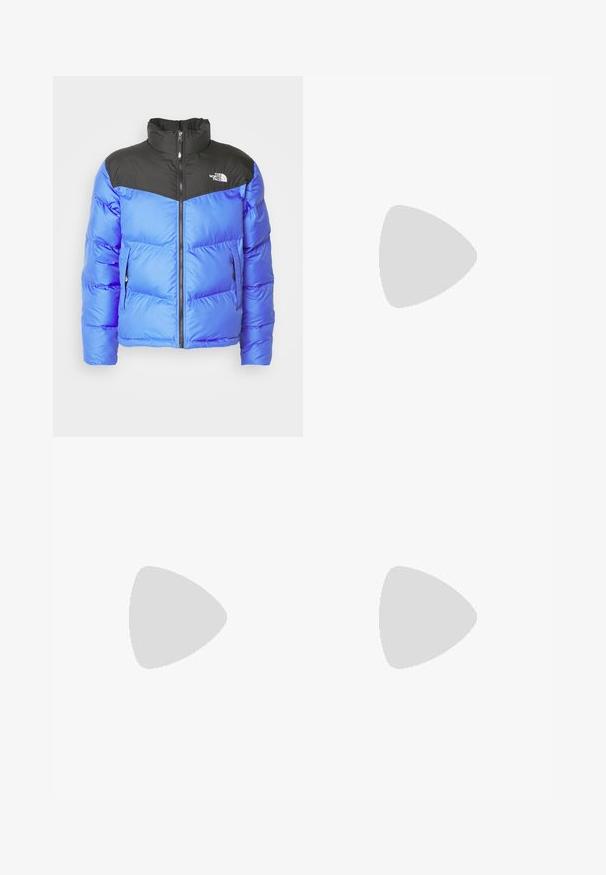 The North Face M SAIKURU JACKET - Zimska jakna - solar blue; Tri obične bijele pamučne majice kratkih rukava. Svaka majica ima okrugli izrez i malu crnu oznaku s logom sa lijeve strane.; Svijetloplave traperice s ravnim nogavicama, sa srednjim strukom, pet džepova i zatvaranjem na dugme i patentni zatvarač.; Siva sportska tenisica s gornjim dijelom od mrežaste tkanine i zamshta, bijelim detaljima, amortizirajućom potplatom i prepoznatljivim dizajnom s refleksivnim elementima.