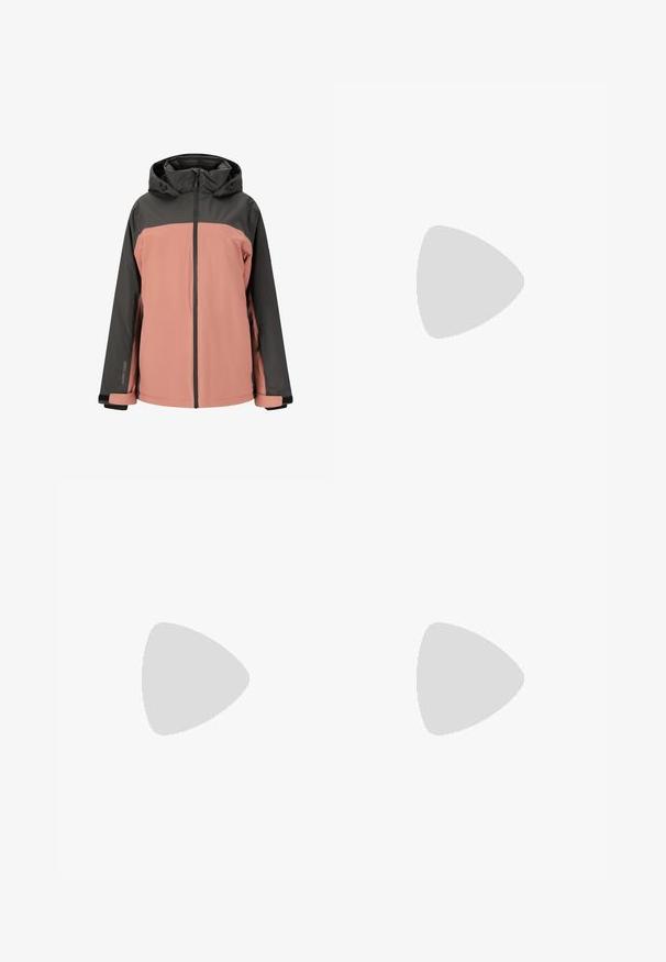 Wasserdichte Jacke mit einem grauen und rosa Farbblockdesign. Verfügt über eine Kapuze, einen Reißverschluss vorne und verstellbare Bündchen. Hergestellt aus einem glatten, strapazierfähigen Material.; Weißes kurzärmliges Sport-T-Shirt aus glattem Stoff, mit einem schwarzen Under Armour-Logo auf der oberen linken Brust und einem runden Ausschnitt.; Schwarze Sportshorts mit taillierter Passform aus glattem Material. Verfügt über einen breiten elastischen Bund mit dem Aufdruck "UNDER ARMOUR" und dem Logo.; Schwarze Sportschuhe aus strukturiertem Stoff, mit weißer Sohle und schwarzen Schnürsenkeln. Tragen mit weißen gerippten Socken, stehen auf einer hellen Fläche.