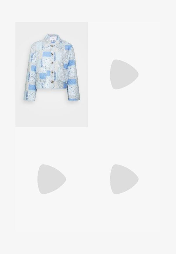 YAS LELOU PADDED JACKET  - Giacca da mezza stagione - blue; T-shirt da uomo a maniche corte di colore beige chiaro. Presenta un colletto tondo, vestibilità regolare e una texture di cotone morbido. Design essenziale.; Pantaloni neri a gamba larga in denim, con una vita strutturata, passanti per la cintura e tasche frontali. Texture liscia con un design classico.; Pump in pelle nera con punta affusolata, cinturino alla caviglia e tacco spesso. Texture piatta, design elegante ed estetica minimalista.
