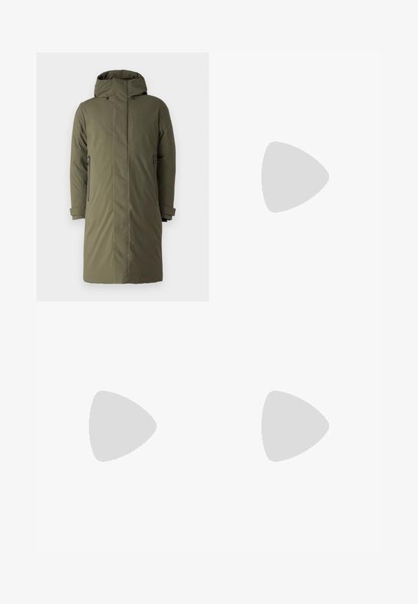 Olivgrüne gepolsterte Parka-Jacke mit hohem Kragen und verstellbarer Kapuze, ausgestattet mit zwei seitlichen Reißverschlusstaschen und einem geraden Schnitt.; Langärmliges weißes Baumwollhemd mit rundem Ausschnitt, seitlichen Schlitzen am unteren Rand und glatter Textur, von hinten präsentiert.; Beige Baumwollhose mit geradem Bein, mit vorderem Knopfverschluss und Gürtelschlaufen. Glatte Textur, keine sichtbaren Muster oder Akzente.; Weißer Sneaker mit glattem Lederobermaterial und niedrigem Profil. Verfügt über eine runde Zehenpartie, sechs Ösen und eine strukturierte Gummisohle.