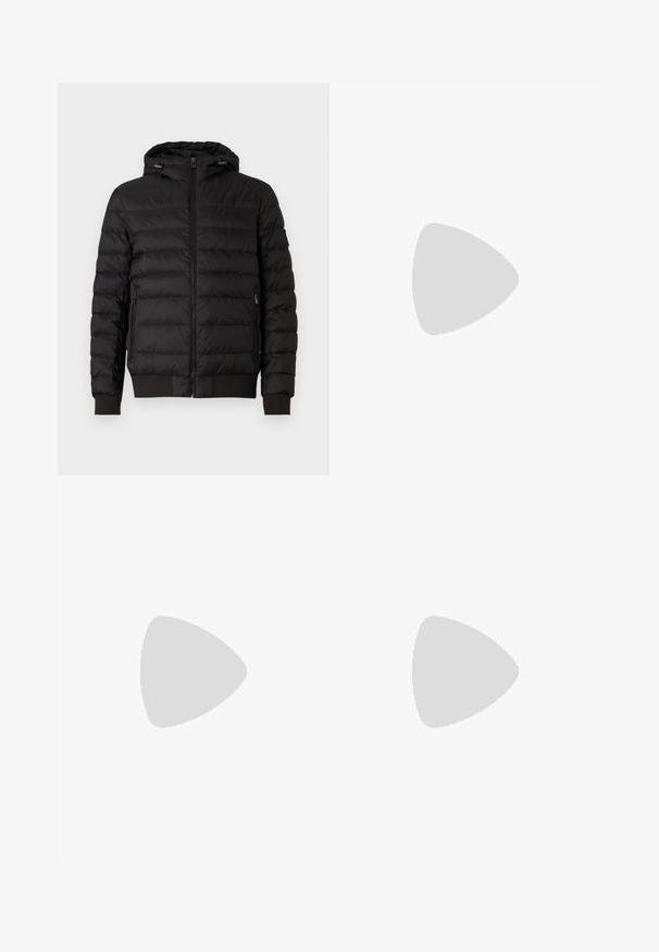 Musta tikattu puffer-takki hupulla, täysi edestä suljettava vetoketju, vetoketjulliset sivutaskut sekä ribbikankaiset hihansuut ja helma.; Musta lyhythiha T-paita, joka on valmistettu sileästä puuvillasekoitteesta. Paita on varustettu pyöreällä pääntiehen ja siinä on minimaalinen muotoilu ilman kuvioita tai yksityiskohtia.; Musta farkkutakki suoran leikkauksen kanssa, varustettuna tavallisella vyötäröllä, viidellä taskulla ja nappisulkimella. Yhtenäinen sileä pinta.; Musta matalavartinen nahkastretchu, jossa on mustat nauhat ja vaaleanharmaa pohja, esitetty sivuprofiilissa valkoista taustaa vasten.