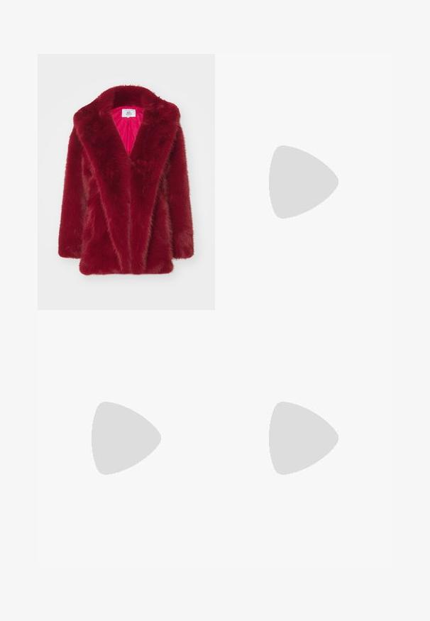 Rød faux-fur jakke med stor krage, åpen front og myk, fluffy tekstur. Innvendig foret med et kontrastfarget rosa stoff.; Svart cropped hoodie laget av mykt stoff, med hette med snor, frontlomme i kenguru-stil og en liten hvit Nike-logo på brystet.; Sorte joggebukser laget av en bomullsblanding, med strikk i midjen, rette ben, og en hvit Nike-logo på venstre side.; Sorte og hvite Nike lave sneakers har en glatt læroverdel, rund tå, snøring og en mønstret gummisåle.