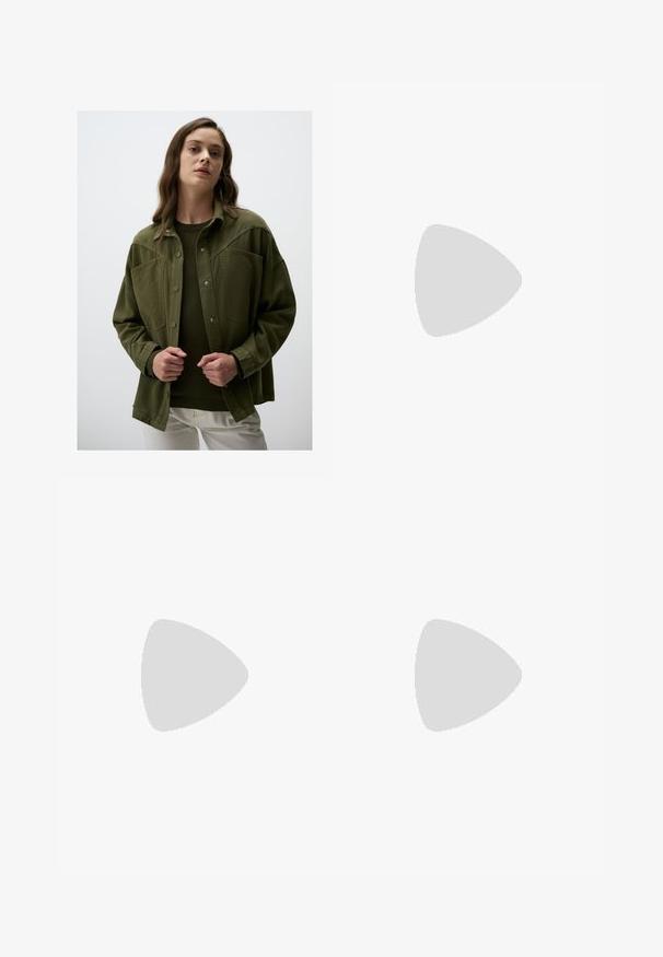 Kurtka w oliwkowym zielonym kolorze, w oversize'owym kroju z zatrzaskami, kieszeniami na piersi oraz gładką teksturą, noszona na ciemnozielonym swetrze i białych spodniach.; Koszula polo z długim rękawem, charakteryzująca się naprzemiennymi ciemnobrązowymi i białymi poziomymi paskami, kołnierzykiem oraz zapięciem na guziki. Wykonana z miękkiego materiału.; Brązowe skórzane spodnie o szerokich nogawkach z dwiema kieszeniami z tyłu i widocznym przeszyciem, pokazane z tyłu na białym tle.; Brązowe skórzane trampki z trzema jasnymi paskami, gumową podeszwą, zaokrąglonym noskiem oraz teksturowanymi zamszowymi akcentami na pięcie i nosku.; Czarne okulary przeciwsłoneczne w kwadratowym kształcie z ciemnymi soczewkami, grubą plastikową oprawką i eleganckimi zausznikami. Posiadają subtelne logo na boku.