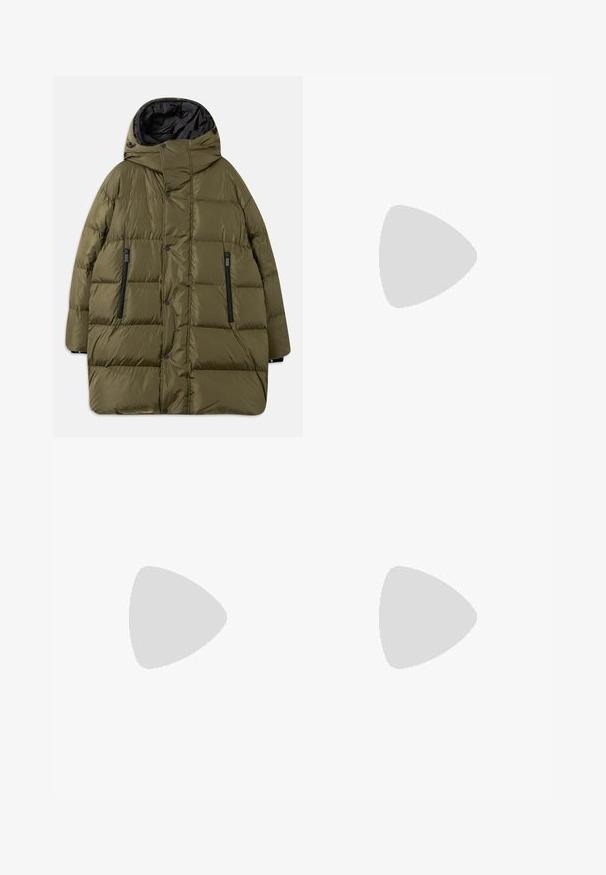 Olivengrøn puffy jakke med hætte, der har et quiltet design, sorte lynlåslommer og trykknapper ned ad fronten.; Sort oversized T-shirt med korte ærmer og rund halsudskæring, med synlig Filippa K mærke indeni kraven.; Sorte bukser med vid ben, der har en glat overflade, to frontplisseringer, knaplukning og sidelommer. Holdbart stof.; Sort vævet slip-on sko med en glat læderdetalje på overdelen, en rund tådesign og en lavprofil gummisål.