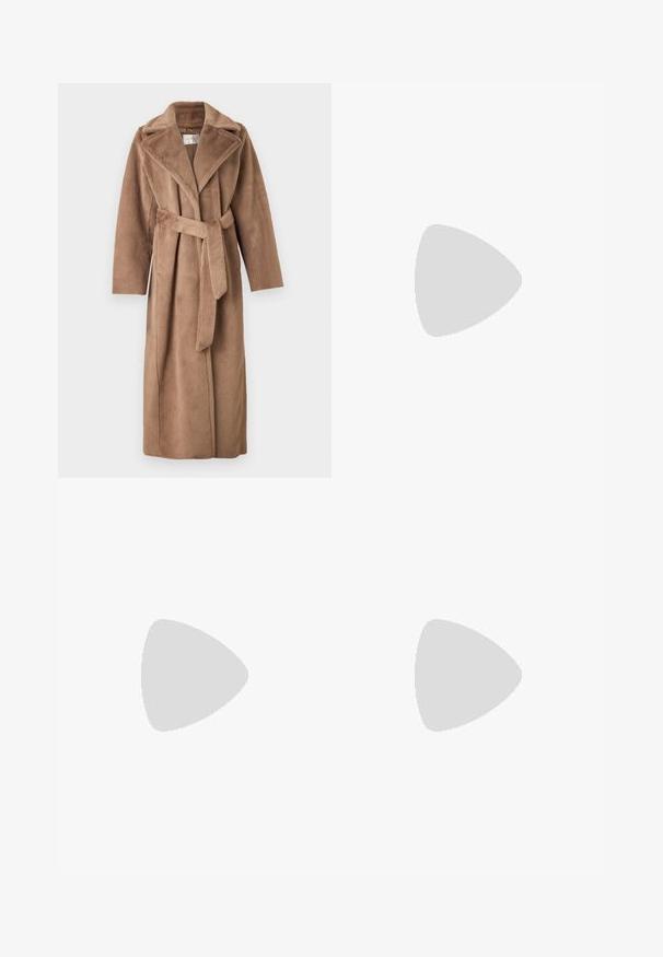 Guess ADA LONG  - Abrigo clásico - taupe; Top corto de manga corta en beige claro con escote en V y detalle retorcido en la parte delantera, que presenta textura fruncida a lo largo de los lados para un diseño ajustado.; Jeans de mezclilla azul claros con cintura alta, corte de pierna ancha, dos bolsillos laterales y un diseño plisado. Textura suave con un acabado deslavado.; Zapato negro de punta afilada tipo slingback con un tacón bajo, que presenta un material de cuero suave y un diseño recortado en el lateral para mayor transpirabilidad.