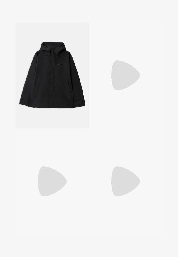 Jachetă impermeabilă neagră cu glugă, mâneci lungi, închidere cu fermoar în față și două buzunare laterale. Textură netedă cu un design minimalist.; Cămașă cu dungi alb-negru, cu mâneci lungi, guler clasic și un buzunar pe piept cu dungi orizontale.; Jeans din denimul gri, cu un croi drept, design cu cinci buzunare și închidere cu nasture la talie. Textură subtilă, ușor decolorată pe întreaga suprafață.; Sneakers din piele albă cu un finisaj neted, vârf rotund, șireturi plate și o talpă texturată. Prezintă un logo subtil pe călcâi.