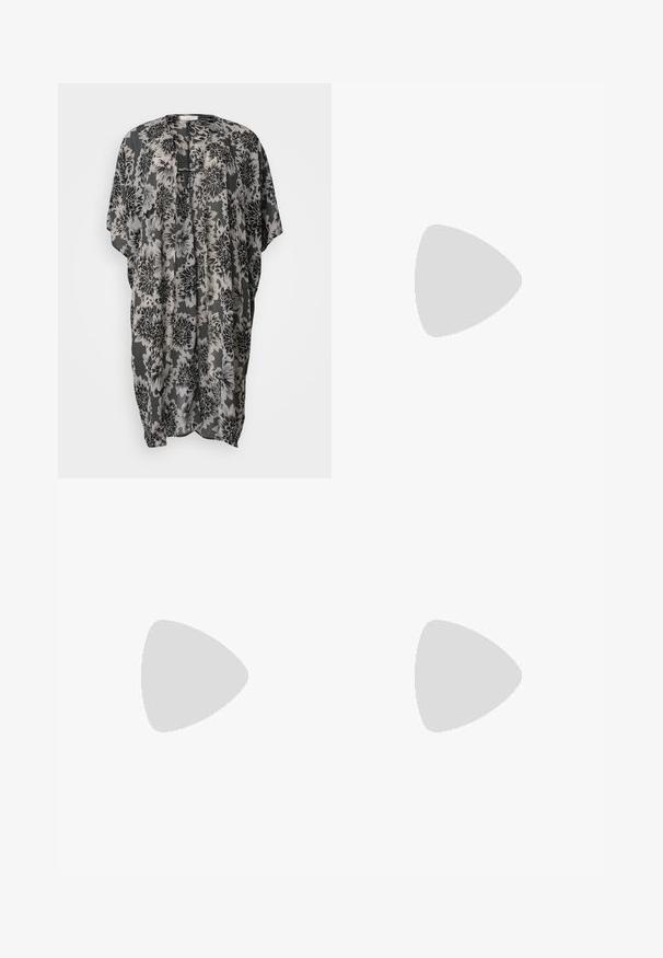 ONLY Carmakoma CARMELDON HOWDY LIFE 3/4 KIMONO  - Leichte Jacke - black; Stradivarius WITH GATHERED - T-Shirt print - white; Schwarze, ausgestellte Hose aus elastischem Stoff, mit hohem Bund und glatter Textur, die eng anliegt und ab dem Knie ausgestellt ist.; Schwarze patentierte Sandalen mit Absatz, quadratischer Spitze, Knöchelriemen und silbernen Schnallen. Mit einem stabilen Blockabsatz für mehr Stabilität.