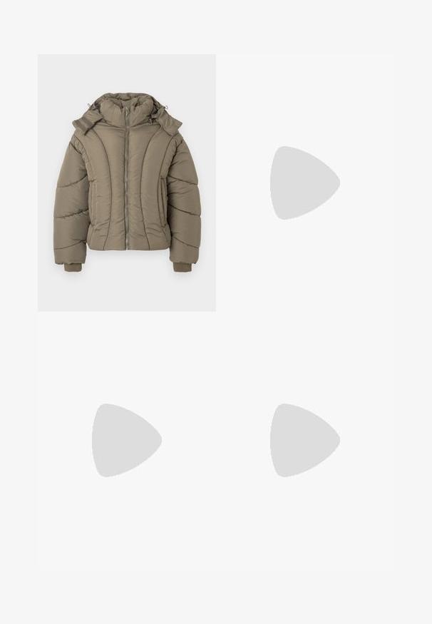 Giacca puffer leggera di colore verde oliva, con colletto alto, chiusura con zip, polsini a costine e una texture trapuntata con cuciture curve.; T-shirt nera in cotone con maniche corte, presenta una grafica rettangolare bianca di una mosca su una linea sottile, con un branding minimale sotto l'immagine.; Pantaloni wide-leg in denim nero con vita alta, dotati di cinque tasche, chiusura con zip e bottone in metallo. Tessuto liscio, dettagli minimi.; Stivale alla caviglia in suede tan con collare imbottito nero, occhielli in metallo dorato, dettagli in cucitura bianca e suola in gomma robusta con battistrada pronunciato.; Occhiali da sole neri con lenti rettangolari, montatura in plastica opaca e bordi dritti. Presentano il logo del marchio sulla parte interna del braccio.