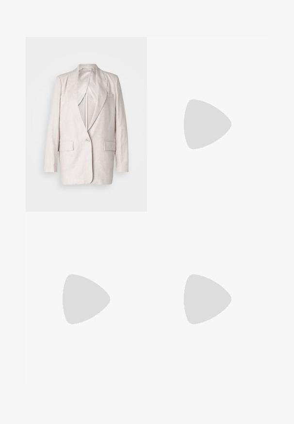 Lichtbeige linnen blazer met notch-lapels, een enkele knoopsluiting en twee voorkezen; volledig gevoerd met een soepele textuur.; Een witte katoenen t-shirt met een ronde hals, korte mouwen en een klein zwart "Calvin Klein" logo op de borst. Eenvoudig ontwerp, geen patronen.; Lichtblauwe denim jeans met een hoge taille, wijde pijpen, twee zijzakken en geplooid ontwerp. Zachte textuur met een vervaagd uiterlijk.; Zwarte puntige slingback schoen met een lage hak, gemaakt van soepel leer en voorzien van een uitsnede aan de zijkant voor ventilatie.