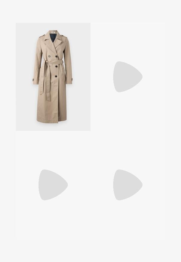 Zadig & Voltaire MANDY - Trench - latte; T-shirt bianco in cotone con maniche corte, scollo rotondo, vestibilità comoda e orlo cucito. Etichetta visibile all'interno del colletto.; Pantaloni bianchi a gamba larga realizzati in cotone con una texture liscia. Presentano un bottone anteriore, una zip e un design a quattro tasche.; Sandali con tacco in pelle verniciata beige, design con cinturino incrociato, punta aperta, cinturino alla caviglia regolabile e tacco a blocco. Texture liscia.