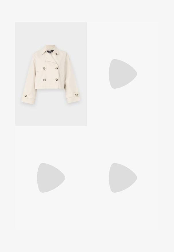 Casaco beige cortado feito de uma mistura de algodão, com botões duplos, gola em bico e mangas com punhos.; T-shirt preta de mangas curtas com decote redondo, feita de tecido de algodão suave. Design simples, sem logótipos ou padrões visíveis.; Jeans de perna larga bege feitos de algodão. Apresentam um fecho de botão, passadores para cinto e bolsos frontais com uma textura lisa e suave.; Botas de tornozelo pretas feitas de couro liso, com fecho lateral, salto grosso texturizado e design de bico arredondado.