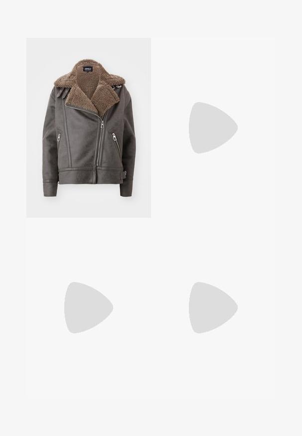 Grå fusk läderjacka med krage av brun fårskinn, dragkedja fram, sidofickor och silverfärgade detaljer. Kort modell.; Två kortärmade v-ringade t-shirts i vitt och svart, med åtsittande design, tillverkade av mjuk bomull, med synlig varumärkesetikett vid nacken.; Svarta vida byxor med hög midja, knäppdetaljer i midjan och framfickor.; Svart lädersandal med två breda remmar över foten, fyrkantig tå och låg blockklack. Slät textur och minimalistisk design.; Svart läder tote-väska med två långa handtag, en slät yta och en strukturerad form. Har en framficka för extra förvaring.