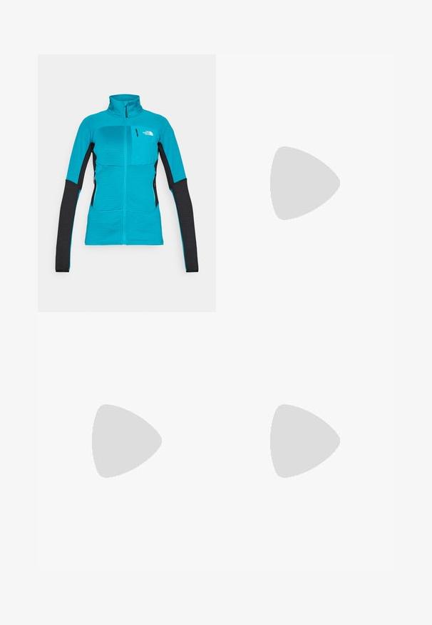 Moteriška zip-up striukė mėlynos spalvos su juodomis rankovėmis. Yra tekstūruotas raštas, du šoniniai kišeniai ir mažas kišenė ant krūtinės.; Pilkas trumpomis rankovėmis marškinėliai, pagaminti iš minkštos, drėgmę sugeriančios medžiagos. Turi apvalią iškirptę ir mažą baltą logotipą viršutiniame kairiajame kampe.; Juodi bėgimo šortai su tekstūruotu audiniu, elastingu juosmeniu ir šoninėmis kišenėmis; priekyje yra mažas logotipas.; Juodas žygio botas su vidutinio aukščio dizainu, pasižymintis tekstūruota viršutine dalimi, pilkų akcentų ir patvaria guma padanga su sukibimo gumbais.