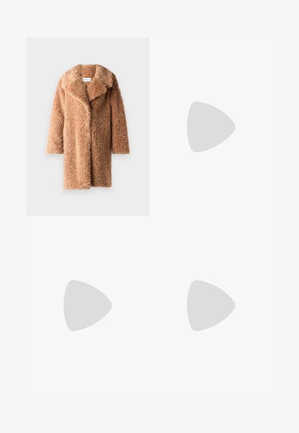 Marella AFRO - Cappotto classico - cammello; Filippa K BRAID - Maglione - black; Pantaloni neri realizzati in tessuto morbido, caratterizzati da vita alta, gambe larghe, pince frontali e classiche passanti per cintura. Non ci sono tasche laterali visibili.; Stivali al ginocchio in pelle nera con una texture liscia, punta quadrata, tacco a blocco e linguetta laterale, caratterizzati da dettagli di cucitura minimi.