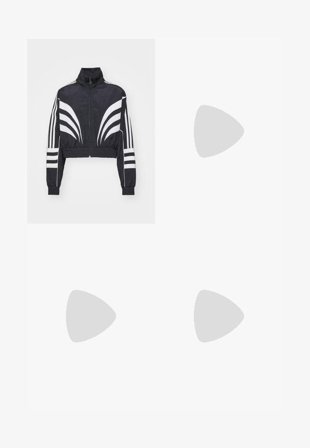 adidas Originals CROP ATLANTA - Træningsjakke - black; Sort bomulds t-shirt med korte ærmer og rund hals, der har hvide striber på skuldrene og et lille hvidt Adidas-logo på brystet.; Sorte brede sweatpants med elastisk talje, med hvide sidelommer og et broderet logo på venstre lår.; Sort lædersneakers med hvide striber, gummitåkap, sorte snørebånd og en cremefarvet ydersål. Glat tekstur med blank overflade.