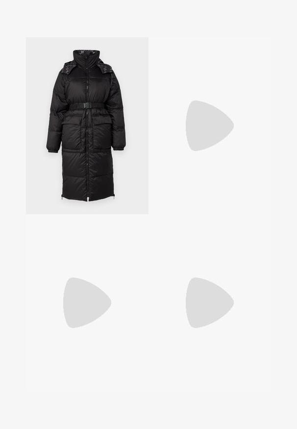KARL LAGERFELD REVERSIBLE LONG  - Páperový kabát - black; Zkrátená modrá mikina vyrobená z mäkkej tkaniny, s čiernym štvorcovým logom a bielym textom, s rebrovanými rukávmi a golierom.; Čierne, široké nohavice s hladkým povrchom. Majú plochý predný diel, dva vertikálne záhyby a skrytý pás.; Čierne kožené lodné topánky s okrúhlou špičkou, šnurovaním vpredu, kovovými očkami a plochou podrážkou. Obsahuje malý pútko na zadnej strane.