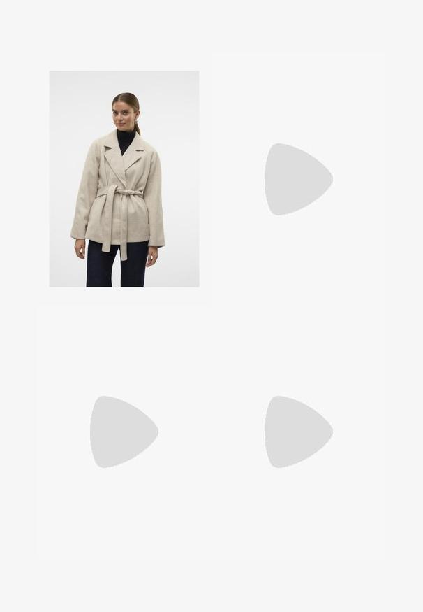 Beige wollen mix wikkeljas met een ceintuur in de taille, brede revers en lange mouwen, gedragen over een zwarte coltrui, gecombineerd met donkere jeans.; Witte lange mouw turtleneck top gemaakt van glad, elastisch materiaal. Voorzien van een hoge kraag en een getailleerd ontwerp, zonder zichtbare patronen of versieringen.; Lichtblauwe wijde jeans gemaakt van denim, met een hoge taille, vijf zakken en subtiele vervaging voor een versleten uitstraling.; Witte platform sneakers van glad synthetisch materiaal, met een afgeronde neus, vetersluiting en een gestructureerde rubberen zool. Zwarte hielaccent.