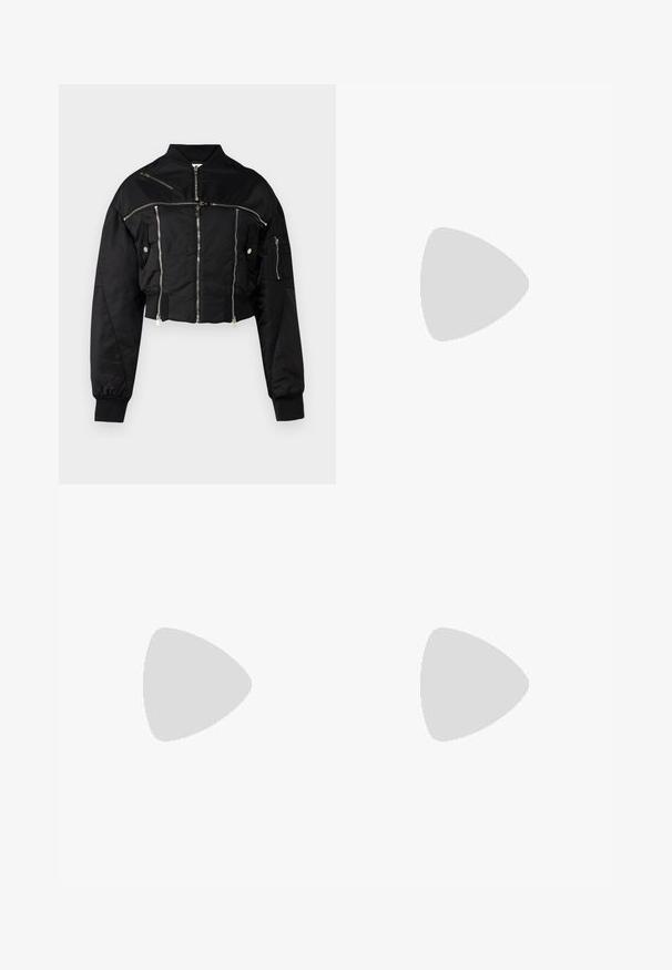 Sort cropped bomberjakke lavet af glat stof. Har sølvfarvede lynlåse, ribbede manchetter og flere lynlåslommer.; KFrakelse hvid t-shirt lavet af blødt stof, med korte ærmer, rund halsudskæring og ribbede nederste detaljer. Enkel og udekoreret design.; Sorte bukser lavet af glat stof, der har høj talje, brede ben, frontfolder og klassiske bælteløkker. Ingen synlige sidelommer.; Beige højhælede sandaler med firkantet tå, tynd ankelrem og blokhæl. Glat lædertekstur med detalje i guldspænde.
