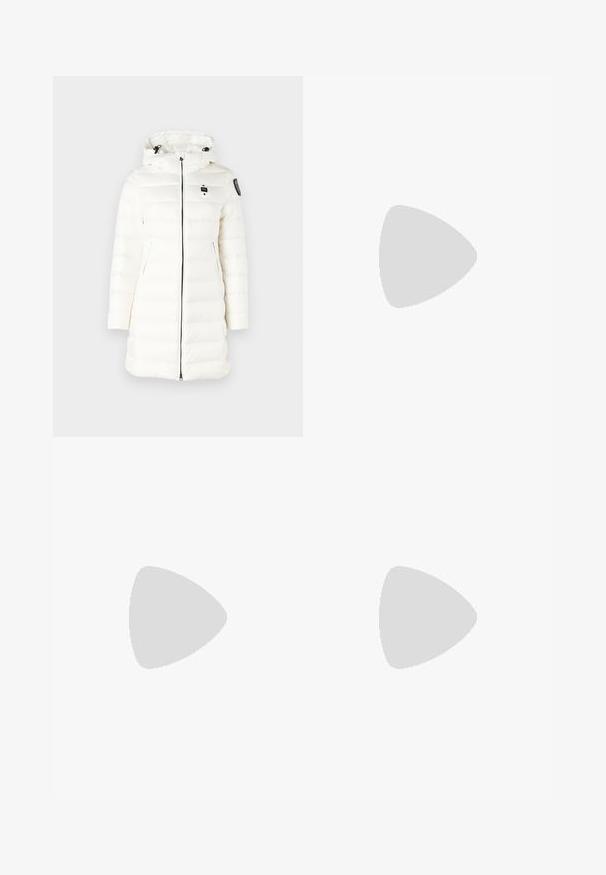 Blauer AGNES - Talvitakki - bianco ottico; Musta ribbit-paita lyhyillä hihoilla, jossa on valkoinen "TOMMY JEANS" -logo ja teksti kuluneessa tyylissä rinnan yli.; Valkoiset leveät farkut, jotka on valmistettu puuvillasekoitteesta. Ominaisuuksina vetoketjuluukku, viisi taskua ja ompeleet saumoissa.; Musta nahkasneakeri, jossa on valkoinen kumipohja ja sivulogo, jossa on punaisia ja sinisiä yksityiskohtia. Klassinen nauhakiinnitys ja pyöreä varvas.