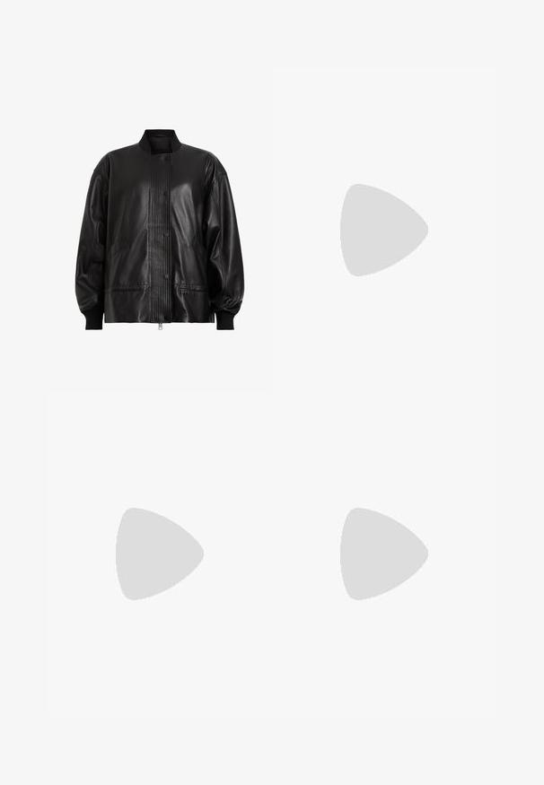 Černá kožená bomber bunda s žebrovaným panelem a knoflíkovým zapínáním. Obsahuje boční kapsy a elastické manžety pro přizpůsobený střih.; Bílá blůza s výstřihem do V, volánkovým límcem a stahovacími šňůrkami se stříbrnými akcenty; dlouhé rukávy s manžetami na knoflíky. Měkká textura tkaniny.; Černá kožená A-linie sukně, hladká textura, do délky midi, s horizontálním švem v pase a švech pro přidanou strukturu.; Černé kožené muly s špičatou špičkou a nízkým blokovým podpatkem. Hladká textura s elegantním designem. Otevřená zadní část s minimálními detaily.; Béžová kožená kabelka se strukturovaným trojúhelníkovým tvarem, se stříbrným řetízkem a kovovým logem psaným kurzívou.