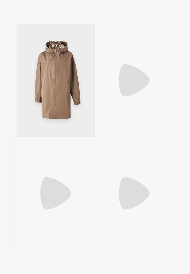 Bruine waterdichte jas met een capuchon, rits aan de voorkant, elastische manchetten en een glanzende binnenvoering. Heeft een iets oversized ontwerp.; Zwart oversized t-shirt met een afbeelding van een beer en de tekst "NIET SCHATTIG, MAAR WILD" in grote, witte letters. Gemaakt van katoen.; Lichtblauwe, hooggeritste jeans van denim. Beschikken over wijde pijpen, twee gescheurde knievalken en klassieke vijfzakken styling.; Witte high-top canvas sneakers met een zwarte rubberen zool, een rubberen neuskap aan de voorkant en zes gaatjes voor veters, met een schone, minimalistische uitstraling.