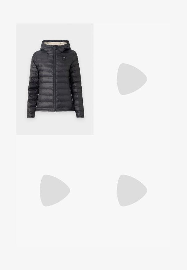 Giacca nera imbottita con cappuccio, caratterizzata da una cerniera a tutta lunghezza, cuciture orizzontali e un piccolo logo sul lato sinistro superiore. Texture liscia.; T-shirt bianco a maniche corte con righe orizzontali blu navy, con logo "Tommy Hilfiger" ricamato sul petto. Design classico con collo a giro.; Gonna bianca plissettata con elastico nero in vita che presenta il logo "LACOSTE". Design di lunghezza media con texture morbida.; Sneaker bianchi in pelle con suola spessa bianca, accento in suede nero sul tallone e logo impresso sul lato. Design con lacci e sei fori per i lacci.