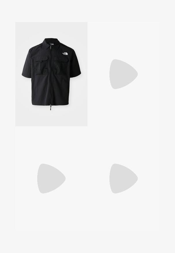 Chemise noire à manches courtes avec une fermeture éclair sur le devant, deux poches en maille sur la poitrine et un logo sur le côté gauche. Fabriquée en tissu léger et texturé.; Maillot jaune à manches courtes avec une texture côtelée, des accents noirs, le blason du FC Barcelone et le logo de Spotify à l'avant.; Jean en denim bleu clair avec une coupe droite, présentant une taille mi-haute, cinq poches, et une fermeture à bouton et à fermeture éclair.; Chaussure de sport grise avec une tige en mesh et en daim, accents blancs, semelle rembourrée et un design distinctif avec des éléments réfléchissants.; Collier en métal argenté à trois couches présentant des chaînes flexibles et élégantes avec un léger éclat, sécurisé par un fermoir en forme de homard et une chaîne ajustable.