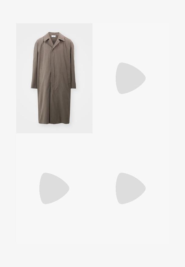 Filippa K CAR COAT - Cappotto classico - driftwood; T-shirt oversize nera a maniche corte con scollatura rotonda e etichetta del marchio Filippa K visibile all'interno del colletto.; Pantaloni neri a pieghe con un design dritto e gamba larga. Realizzati in tessuto morbido, con chiusura a bottone e passanti per cintura.; Mocassino in pelle nera con punta arrotondata, dettagli cuciti sottili e tacco basso, caratterizzato da una texture liscia e un design minimalista.