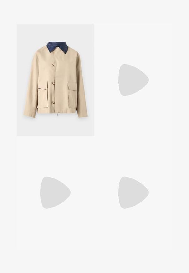 Mads Nørgaard DAISY - Jas - beige; Witte gecropte T-shirt, korte brede mouwen, zachte katoenmaterialen, ronde halslijn met subtiele oranje rand, minimalistisch ontwerp, geen patronen of graphics.; Wijde broek in licht crèmekleurige stof, met zijzakken, een platte voorkant en een enkele knoopsluiting bij de taille. Glad van textuur.; Blauw bloemenpatroon sandaal met een vierkante neus, een brede band en een verstelbare enkelband, met een getextureerde houten blokhak.