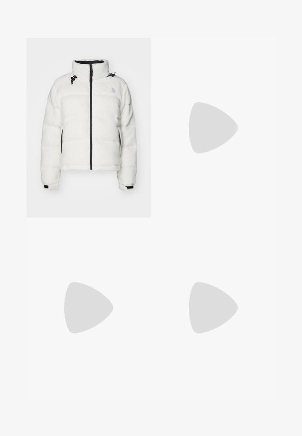 Hvit fleece dunjakke med svarte detaljer, høy krage, glidelås foran og sømde paneler. Har logo på øvre venstre side.; Sett med tre kortermede t-skjorter i svart, grått og hvitt. Laget av bomull, med rund hals og en enkel, ensfarget design.; Beige cargo bukser med høj talje, brede ben og fire store sidelommer. Fremstillet af slidstærkt stof med en glat tekstur og minimal detalje.; Hvite og sølv New Balance-sneakers med svarte detaljer og snørebånd, med et nett-overdel, dempet såle og dynamisk design.