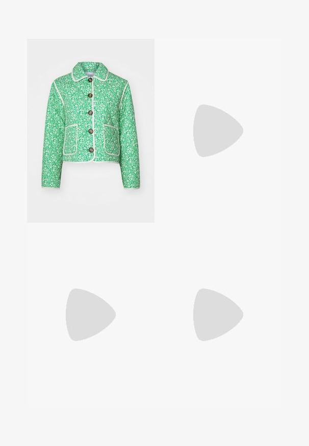 Grøn blomsterjakke med cropped design, hvid piping, knaplukning og forlommer. Fremstillet af tekstureret stof, med krave.; Hvid skjorte med knapper lavet af glat bomuld, der har en klassisk krave, lange ærmer og en buet kant. Knapperne er små og hvide.; Klassiske blå denimbukser med lige ben, fem lommer og knaplukning. Har en medium vask og en robust tekstur.; Sorte ruskinds- og lædersneakers med en cremefarvet side-swoosh og lys cremefarvet hæl. Har beige snørebånd og en gummirubber-sål.; Sort kunstlæder håndtaske med krokodilteksur, indsnøret top og en sammenkrøben rem. Ser blød og kompakt ud i designet.