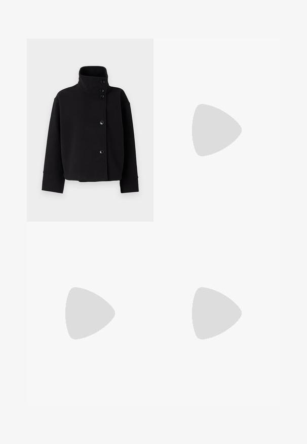 Gina Tricot SHORT JACKET - Casaco leve - black; T-shirt branca curta feita de algodão, com mangas curtas, um decote redondo e uma bainha reta, apresentando uma textura suave e um design minimalista.; Calças de ganga de perna larga com um gradiente de azul claro a escuro, cintura alta, passantes para cinto e um cinto de tecido a condizer. Acabamento em ganga texturizada.; Sapatos de plataforma em couro preto com um salto bloco robusto, bico redondo e design clássico de atacadores. Apresentam uma textura suave e detalhes mínimos.