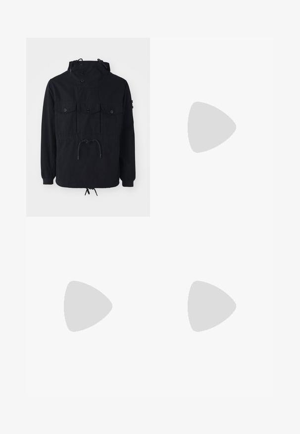 Must värviga kerge jope, millel on nööriga kapuuts, mitmed eesmistel taskud ja kinnitatud talje. Sile materjal ja lõdva istuvusega.; Valge puuvillane t-särk lühikeste varrukatega ja ümmarguse kaelusega. Sellega on kaasas väike, tagasihoidlik Nike logo rinnal ja külgmine silt.; Valged kitsad jooksvapüksid elastse vöökoha ja paelaga, külgseamide detailide ja väikese musta plaastriga paremal jalal.; Valged nahast tennisetossud rohelise Nike logo ja ümarate varvastega, lamedate taldadega, koos helesiniste teksapükstega, esitatud sinisel vaibal.