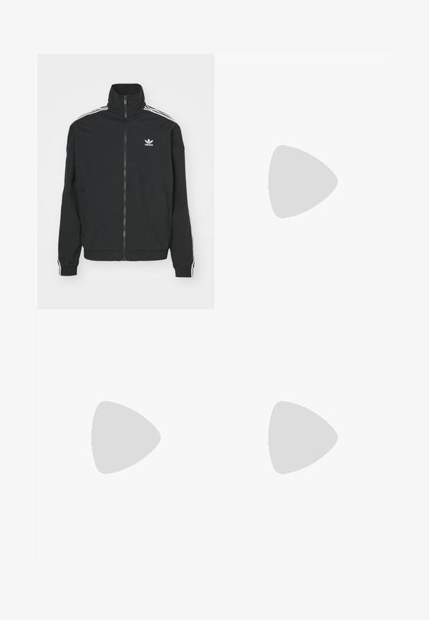 Schwarze Jacke mit hohem Kragen, Reißverschluss und zwei Seitentaschen. Weiße Akzente mit drei Streifen an den Ärmeln und kleinem Logo auf der Brust.; Schwarzes T-Shirt mit kurzen Ärmeln und weißen drei Streifen an den Schultern sowie einem kleinen weißen Logo auf der Brust. Glatte Stofftextur.; Schwarze Sporthosen mit einem elastischen Bund, die große weiße geschwungene Akzente an den Seiten und ein kleines Logo an der Oberschenkeloberseite aufweisen.; Schwarze Hausschuhe mit grauen Akzenten. Sie verfügen über ein strukturiertes Obermaterial, einen gepolsterten Kragen und eine Gummi-Sohle. Mit "INDOOR SALA" in Rot brandmarkiert.