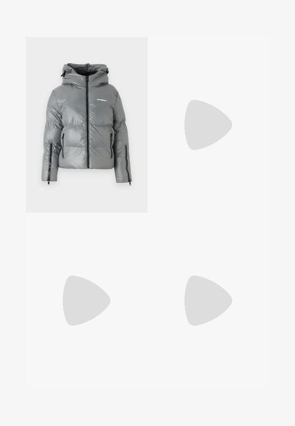 Grå pufferjakke med hette, med glidelås foran, to sidelommer med glidelås og en logo på brystet. Glatt, blankt stoff.; Svart avkortet t-skjorte laget av bomull, med korte ermer, rund hals og en liten hvit logo på venstre bryst.; Bredde ben denim jeans laget av middels tung blå bomullsstoff. Har klassisk fem-lommer design og glidelås med knappelukking.; Hvite lær sneakers med beige semsket detaljer, perforert tåboks, flate lisser og en teksturert kremfarget såle. Har subtil branding på hælen.