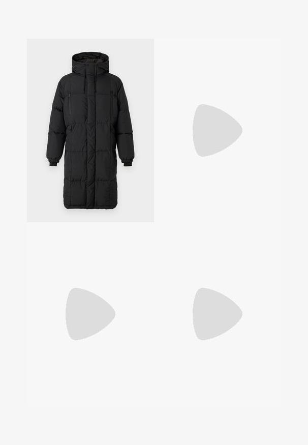 Abrigo acolchado negro con un cuello alto, cremalleras ocultas, puños elásticos y bolsillos laterales. Forma rectangular, textura suave y diseño aerodinámico.; Camisa de tirantes negra con cuello redondo y logo pequeño en blanco de "Filling Pieces" en el lado izquierdo del pecho.; Pantalones azul marino de algodón, con un diseño de pierna recta, cierre frontal de botón y una cintura clásica con pasadores para cinturón.; Zapatilla de cuero negro con detalles en gris, suela de goma blanca, punta redonda y seis ojetes negros para los cordones. Detalle de panel lateral texturizado.