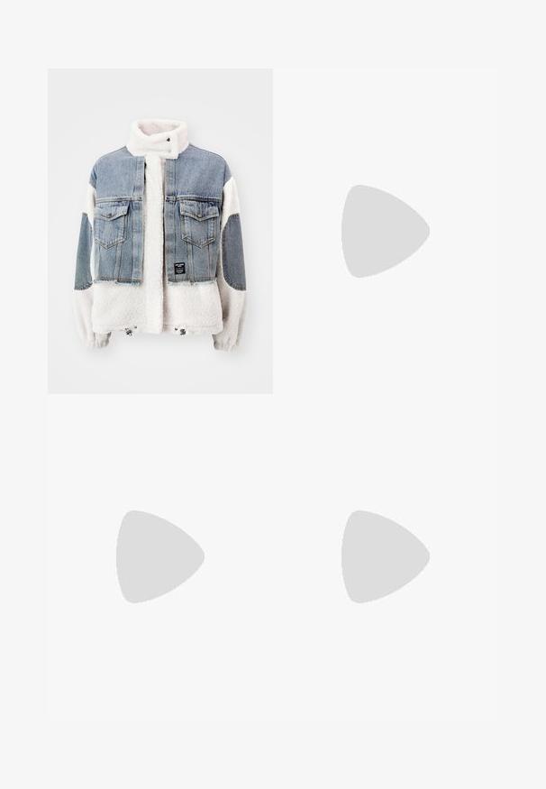 Jeans- og fleecejakke med cropped design. Har en lyseblå denimudvendig og hvid blød fleecefor, to brystlommer og snor i kanten.; Sort bomulds T-shirt med en afslappet pasform, korte ærmer, rund halsudskæring og en glat tekstur. Ingen synlige mønstre eller accenter.; Sorte polyester culotte bukser med elastisk talje, to forpiber og en løs silhuet. Ingen synlige mønstre eller hardware detaljer.; Sorte flade sandaler med en blank finish, tre tynde stropper og en cirkulær hardwaredetalje ved tæerne. Slankt design med en minimal hæl.