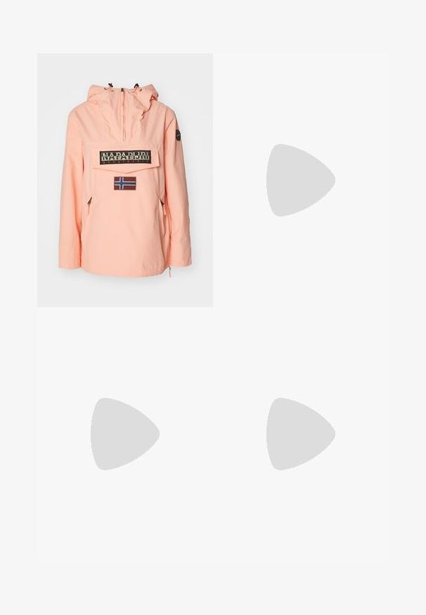Giacca a vento rosa chiaro con cappuccio, dotata di una tasca frontale, patch con logo nero e dettaglio della bandiera norvegese. Include tasche laterali con zip.; Due magliette senza maniche, in bianco e nero, realizzate in cotone a coste, con colli rotondi e un design aderente. Etichette visibili su entrambe.; Pantaloni cargo neri con vita alta, pieghe frontali, due tasche laterali e una vestibilità comoda, realizzati in un tessuto resistente con una trama liscia.; Scarpe da ginnastica nere alte con lacci bianchi, un logo bianco e cuciture bianche a contrasto. Presentano una suola bianca spessa e una parte superiore in suede textured.