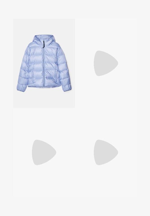 ASPESI BUDD - Dunjakker - azzurro/sky blue; Mørkeblå kortærmet t-shirt med rund halsudskæring, udstyret med lys blå accent ved kraven og ærmerne. Lavet af blødt bomuldsstof.; PS Paul Smith TROUSER - Chino - dark blue; Mørkeblå ruskinds lavtop sneaker med hvid sål, mørkeblå snørebånd og "Filling Pieces" logo i guld på siden.