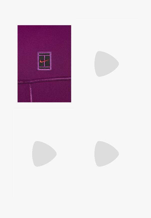 Nike Performance HERITAGE - Trainingsjacke - sangria/picante red; Navyblaues Polohemd aus glattem Stoff, mit einer Drei-Knopf-Leiste, kurzen Ärmeln und einem kleinen weißen Nike-Logo auf der Brust.; Weiße Sporthose mit elastischem Taillenbund, seitlichen Taschen und dezenten Nähten entlang der Beine.; Weiße Sportschuhe mit einer strukturierten Oberseite, schwarzem Nike-Swoosh, gepolstertem Schaft und einer soliden Gummisohle mit Musterprofil.