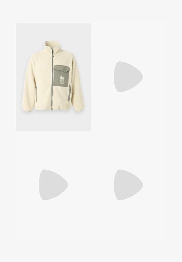 Fleecejacka i krämfärg med hög krage, framdragkedja och en grön bröstficka med en logotyp och knappstängning.; Svart kortärmad pikétröja med ståkrage och frontdragkedja. Tillverkad av ett mjukt tyg med en ren, minimalistisk design.; Svarta strumpbyxor med elastisk midja, två bakfickor och en lös passform. Slät tygtextur och rak ben design.; Svarta läder slip-on loafers med en texturerad yta och en kontrasterande beige gummisula. Har en subtil accent längs fram.