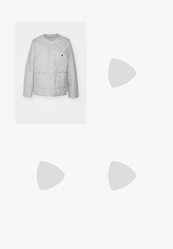 Carhartt WIP SKYLER LINER - Overgangsjakke - sonic silver; Tre tank toppe i mintgrøn, sort og beige; lavet af ribbet stof med rund hals og uden ærmer. Mærket er synligt.; Bredde bukser i lys beige stof, med høj talje, forlommer og en sidesløjfedetail for øget funktionalitet.; Lyserøde ruskindsneakers med grønne striber, hvide accenter og en brun gummisål. Har tekstureret stof og logodetaljer på siden.