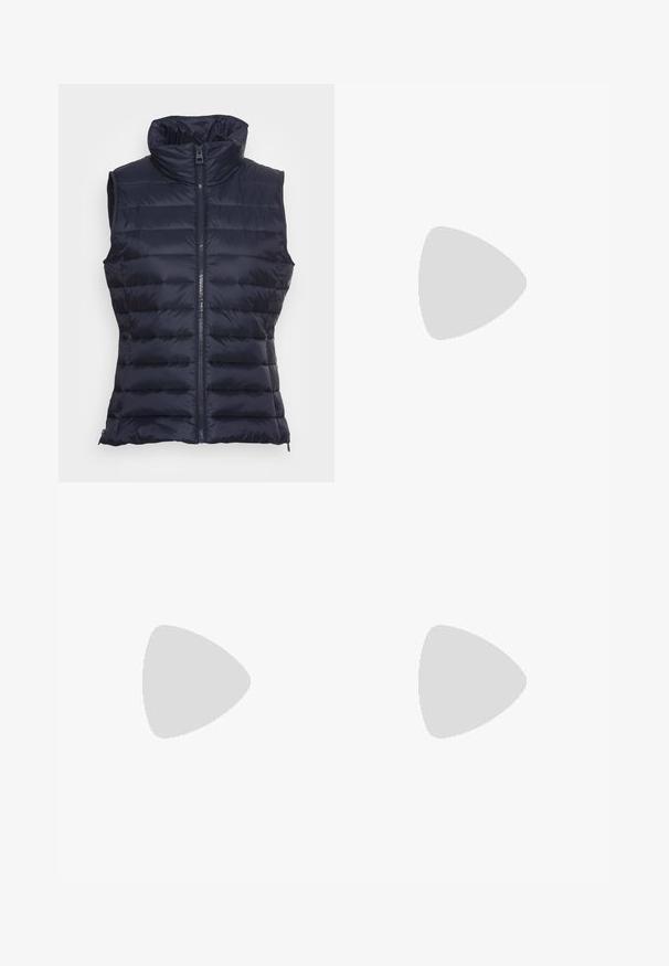 Marc O'Polo VEST STAND UP COLLAR FRONT ZIPPER - Colete - midnight blue; T-shirt de algodão preto com decote redondo, mangas curtas e um corte descontraído. Textura suave e sem padrões ou adornos visíveis.; Calças largas pretas com cintura alta, detalhes em botão na cintura e pregas frontais.; Sandal de pele preta com bico pontiagudo e um salto bloco baixo. Apresenta uma tira no tornozelo com uma fivela em tom dourado. Textura suave.