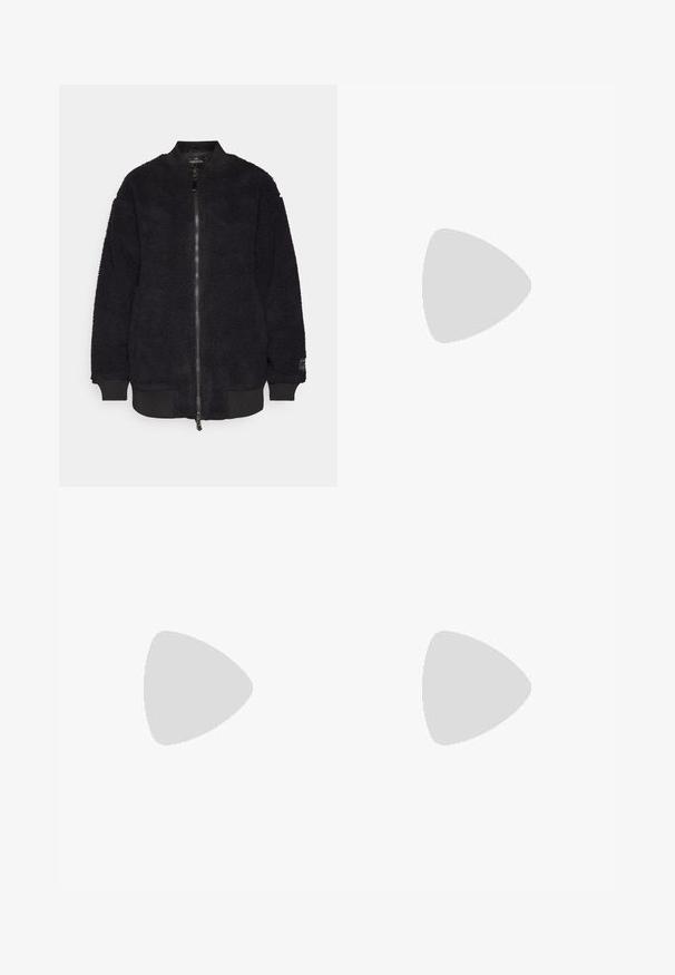 Čierna bomber bunda vyrobená z textúrovaného fleece s rebrovanými manžetami a spodným okrajom. Obsahuje predný zips a logo na rukáve.; Čierny halter top vyrobený z textúrovanej látky s vertikálnymi pruhovanými vzormi a vystrihmi, s nastaviteľnými viazaniami na krku.; Čierne nohavice s vysokým pásom a rovný strih. Vyrobené z hladkého materiálu, s prednými záhybmi a bočnými vreckami.; Čierne športové topánky s textúrovaným čiernym semišom a sieťovinou v hornej časti, s výrazným bodkovaným akcentovým logom a bielou medzipodrážkou.