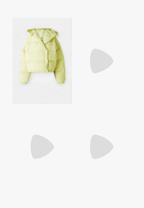 Lichtgele cropped pufferjas met een capuchon, met horizontaal gestikte delen, elastische manchetten en een gladde, glanzende textuur.; Gebreide trui in crème met grote zwarte abstracte patronen. Voorzien van een geribbelde ronde hals en brede mouwen voor een relaxte pasvorm.; Wijdvallende broek in een zwart-wit bloemenpatroon, met een koord taille en een gladde textuur, voorzien van grote gestileerde bloemenontwerpen.; Zwarte leren enkelboot met een spitse neus, een geometrische gestapelde hak en een trekband aan de achterkant. Gladde textuur en slank ontwerp.