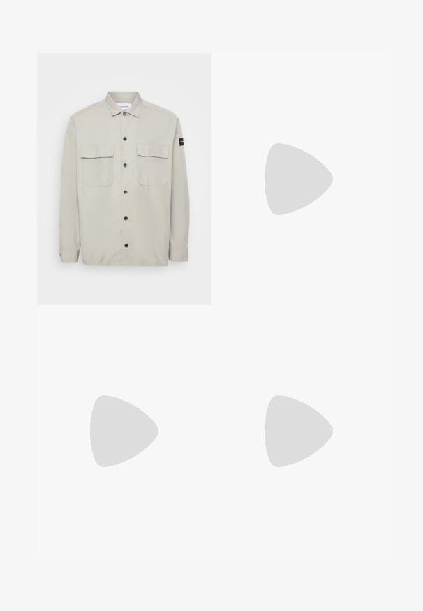 Calvin Klein Könnyű dzseki - london fog; Fekete garbó pulóver puha anyagból, hosszú ujjakkal és szoros fazonnal. Ribbed díszítés az alján és az ujjak végén. Egyszerű dizájn.; Fekete farmernadrág egyenes szárú dizájnnal, gombos záródással, öt zsebbel és minimális varrással a letisztult megjelenés érdekében.; Fekete bőrcipő, kerek orrú, sima felületű, minimális varrással és alacsony gumitalppal. Logó a sarokrészen.